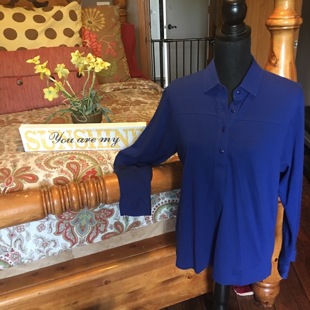 Beautiful blue top by Leon Levon size large